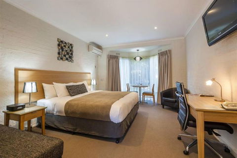 COMFORT INN COACH AND BUSHMANS - Tourism Canberra 1