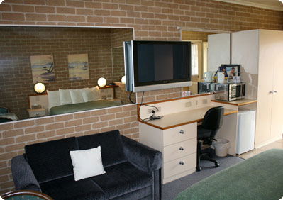 Grand Manor Motor Inn - Tourism Canberra 3