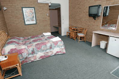 The Tropicana Motor Inn - Tourism Canberra 1