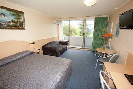 Palm Court Motor Inn - Tourism Canberra 1
