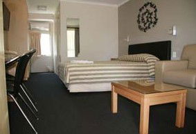 Queensgate Motel - Tourism Canberra 0