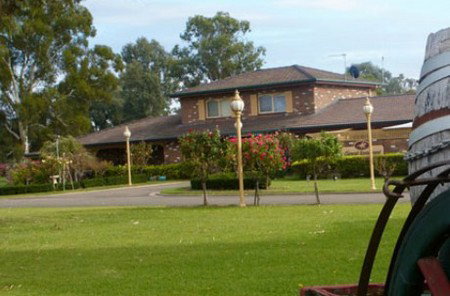 Carriage House Motor Inn - Tourism Canberra 0