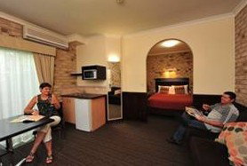 Highlander Motor Inn And Apartments - Tourism Canberra 0
