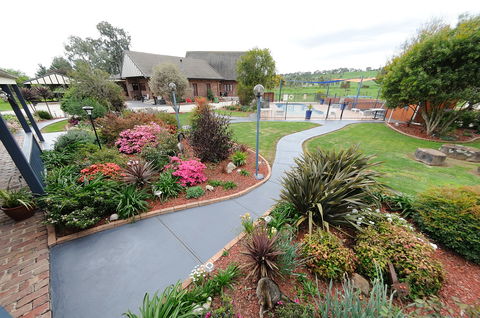 Greenvale Holiday Units - Tourism Canberra 1