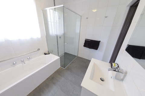 Greenvale Holiday Units - Tourism Canberra 3