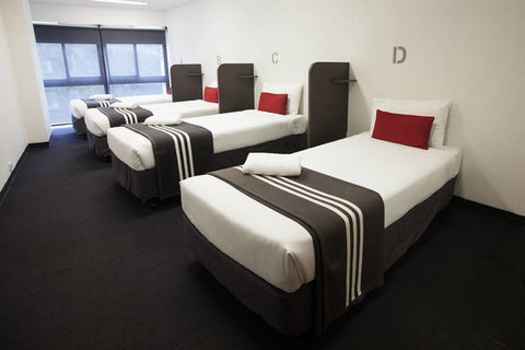 Y Hotel Hyde Park - Tourism Canberra 3