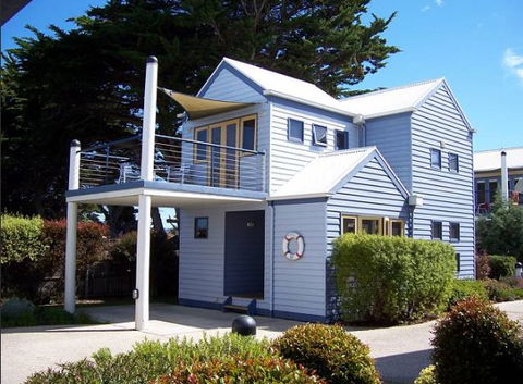 Rayville Boat Houses - Tourism Canberra 0