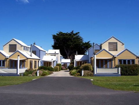 Rayville Boat Houses - Tourism Canberra 1