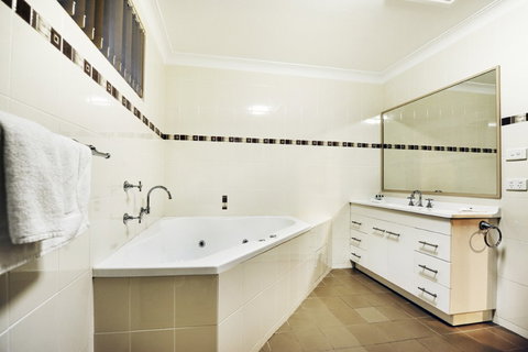 Absolute Beachfront Smugglers On The Beach - Tourism Canberra 4