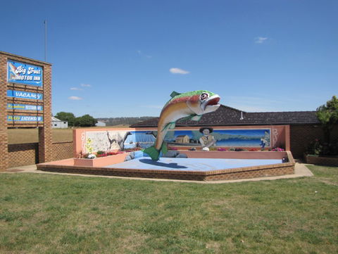 The Big Trout Motor Inn - Tourism Canberra 0