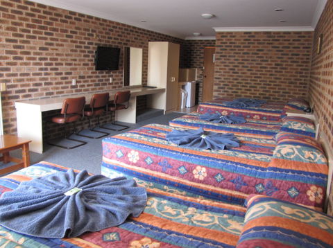 The Big Trout Motor Inn - Tourism Canberra 1