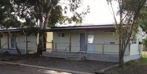 Long Island Caravan Park Cabins - Tourism Canberra 6
