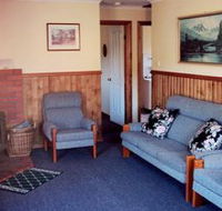 Lake Yalleena Holiday Cabins - Tourism Canberra
