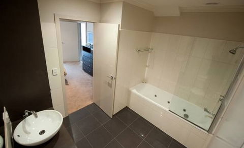 Executive Townhouse, Ballarat - Tourism Canberra 1