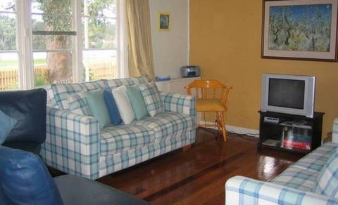 Calm Waters Waterfront Cottages - Tourism Canberra 3