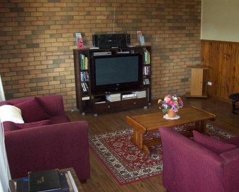 Riverland Holiday Cottage - Tourism Canberra 1
