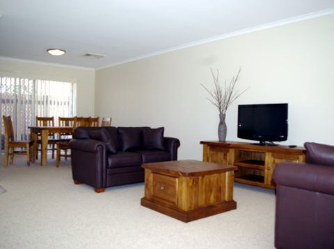 Fairways Bed And Breakfast At Jerilderie - Tourism Canberra 2