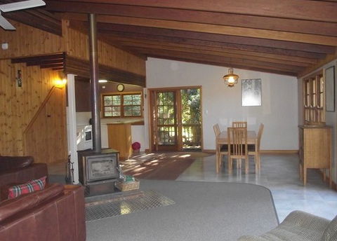 Cedarwood - Holiday Home - Tourism Canberra 1