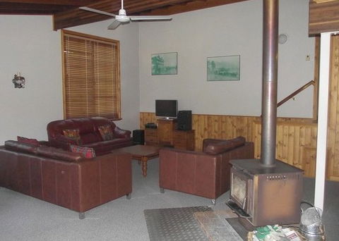 Cedarwood - Holiday Home - Tourism Canberra 2