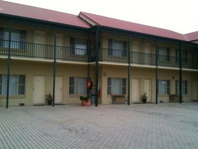 Golden Guitar Motor Inn - Tourism Canberra 3