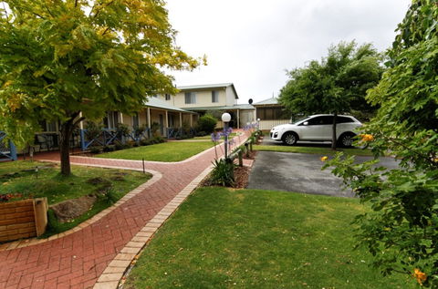 Park Avenue Holiday Units - Tourism Canberra 0