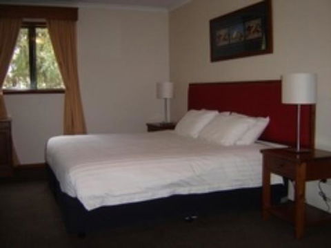 The Island Resort Motel - Tourism Canberra 2