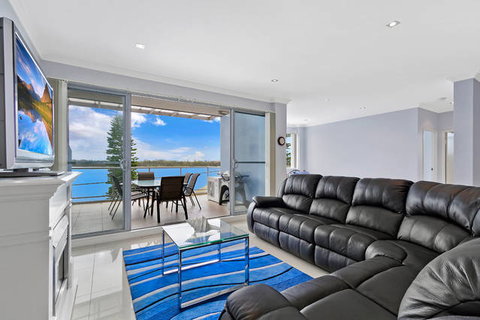 Lakeside Waterfront Apartment 18 - Tourism Canberra 2