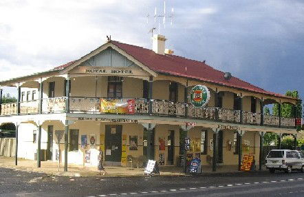 Royal Hotel Mandurama - Tourism Canberra 0