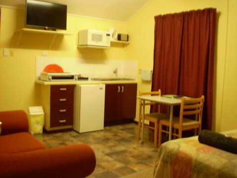 Banjo's Overnight & Holiday Units - Tourism Canberra 3