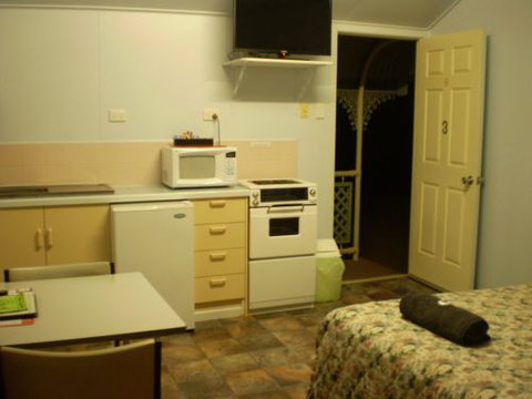 Banjo's Overnight & Holiday Units - Tourism Canberra 5