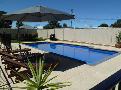 Ploughmans Motor Inn - Tourism Canberra 5