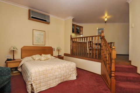 McNevins Warwick Motel & Gunyah Restaurant - Tourism Canberra 1