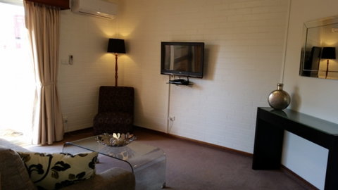 Cousins Motor Inn - Tourism Canberra 15