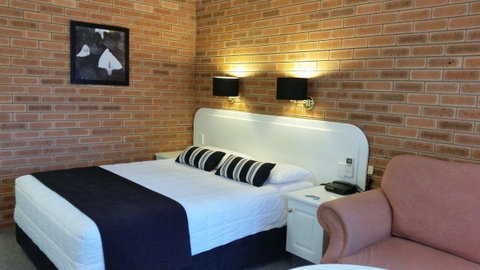 Cousins Motor Inn - Tourism Canberra 8