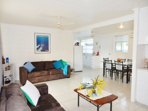 Lucinda Holiday Rentals  - Tourism Canberra 0