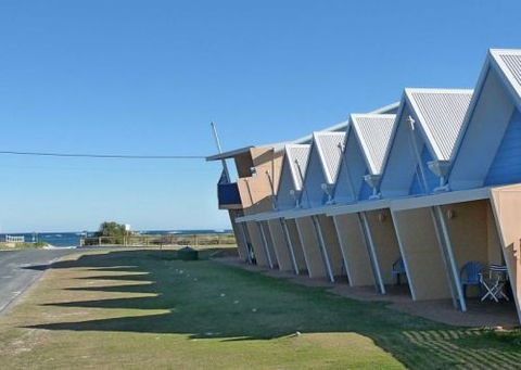 Windsurfer Beach Chalets - Tourism Canberra 0