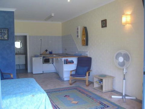 Windsurfer Beach Chalets - Tourism Canberra 4