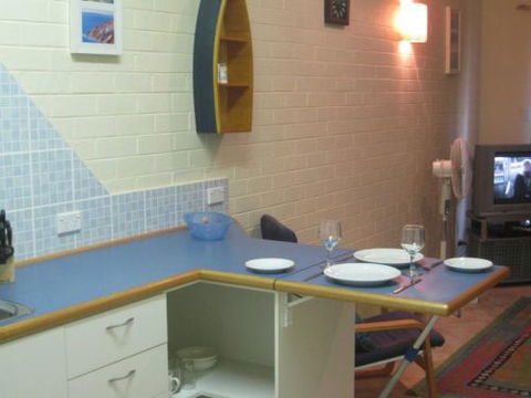 Windsurfer Beach Chalets - Tourism Canberra 5
