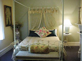 Stray Leaves - Tourism Canberra 0