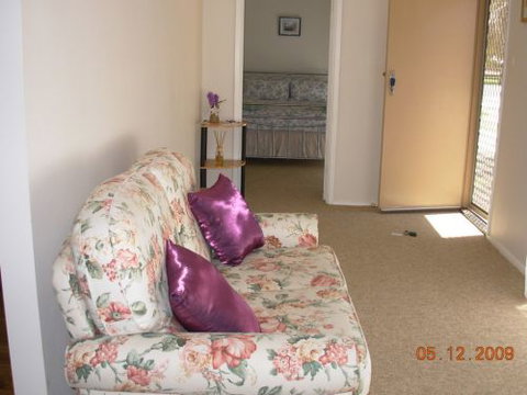 Edie's Overnight Accommodation - Tourism Canberra 0