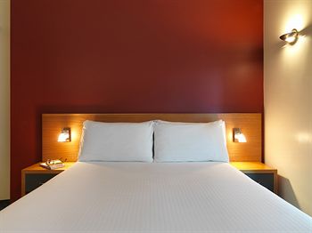 Ibis Melbourne Little Bourke Street - Tourism Canberra 1