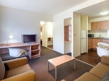 Ibis Melbourne Hotel And Apartments - Tourism Canberra 7
