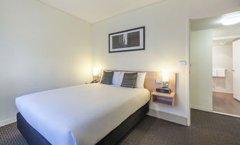 Ibis Melbourne Hotel And Apartments - Tourism Canberra 11