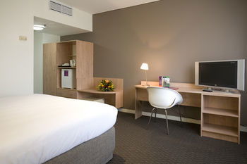 Ibis Melbourne Hotel And Apartments - Tourism Canberra 16