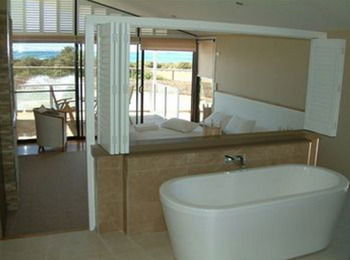 Caves Beachside Hotel - Tourism Canberra 7