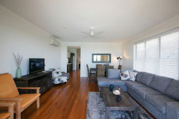 Caves Beachside Hotel - Tourism Canberra 46