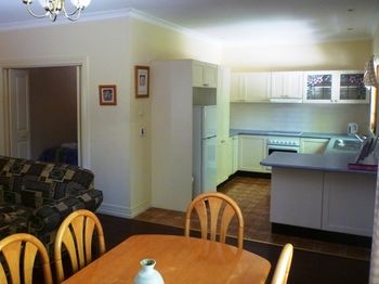Whispering Pines Chalet & Cottages - Tourism Canberra 17