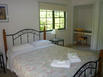Whispering Pines Chalet & Cottages - Tourism Canberra 19