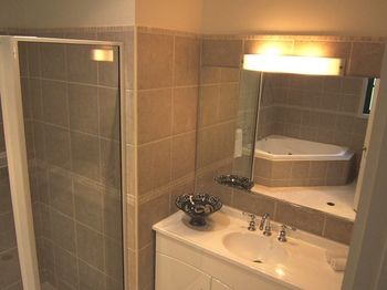 Whispering Pines Chalet & Cottages - Tourism Canberra 22