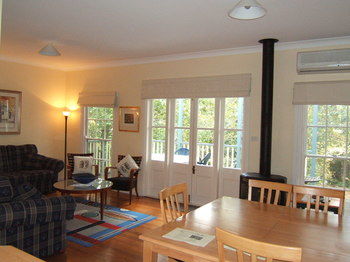 Whispering Pines Chalet & Cottages - Tourism Canberra 26